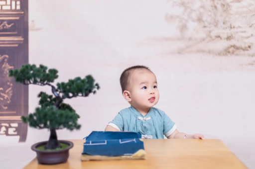 祁阳怀孕肚子中间凹两边凸
